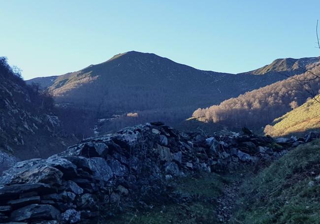 El sendero durante el tramo que avanza mirando hacia el pico la Muesca