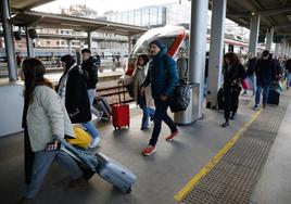 Pasajeros de uno de los Alvia entre Asturias y Madrid a su llegada a la estación de Gijón.