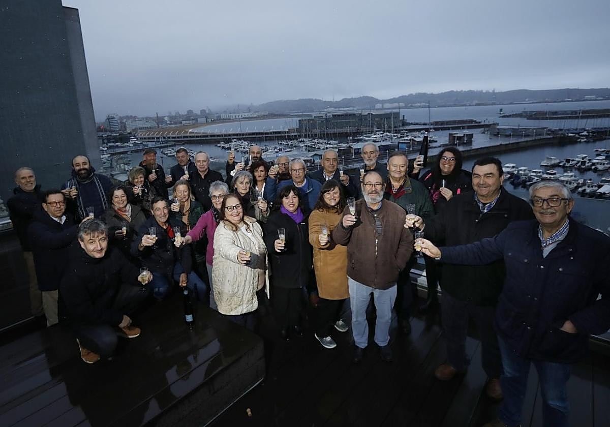 Representantes de casi una treintena de asociaciones vecinales de las parroquias y barrios de Gijón brindan ante el 2024 en la terraza de las oficinas Space, donde se encuentra el periódico EL COMERCIO.