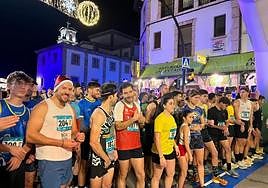Los corredores se preparan para tomar la salida en Cangas de Onís.