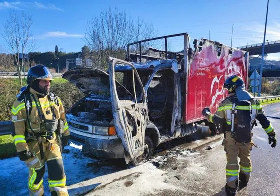 Arde un camión de reparto en la A-8 en Gijón