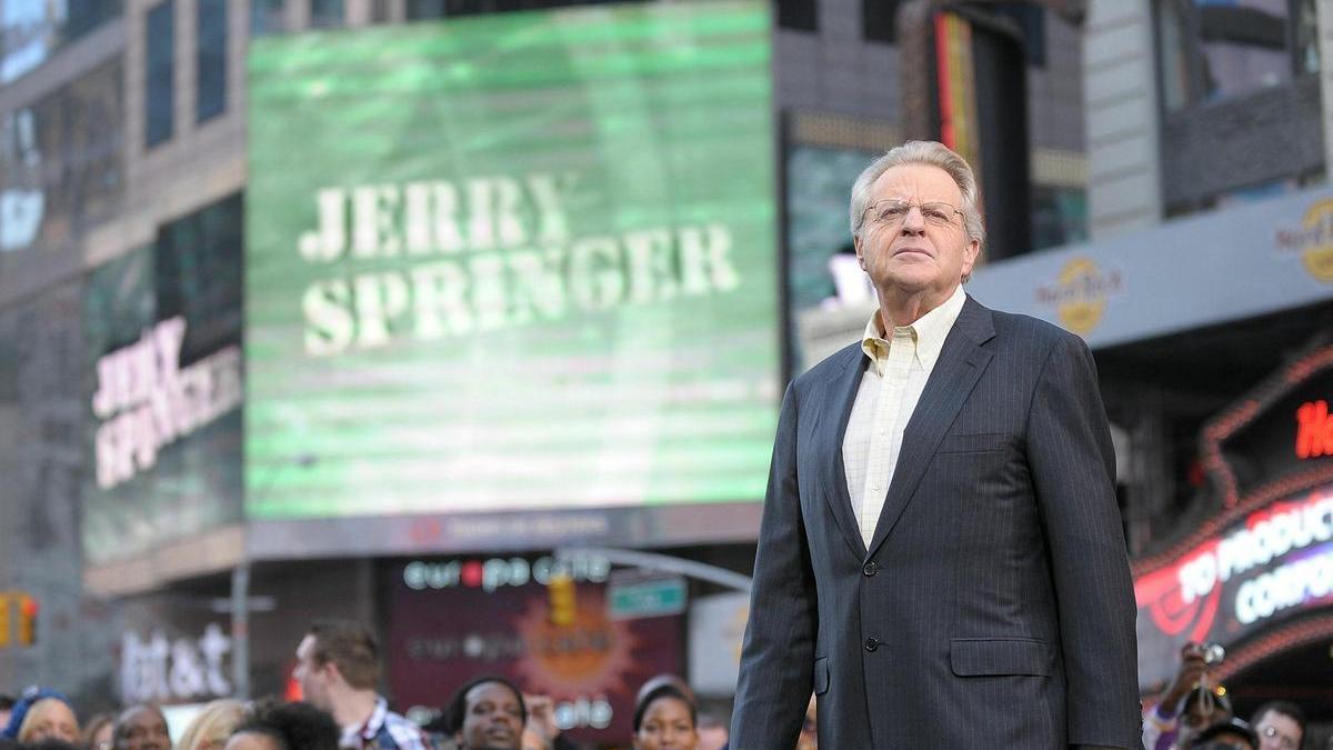 El presentador de televisión y exalcalde de Cincinnati Jerry Springer murió a causa de un cáncer de páncreas. Tenía 79 años. Fue el pasado 27 de abril.