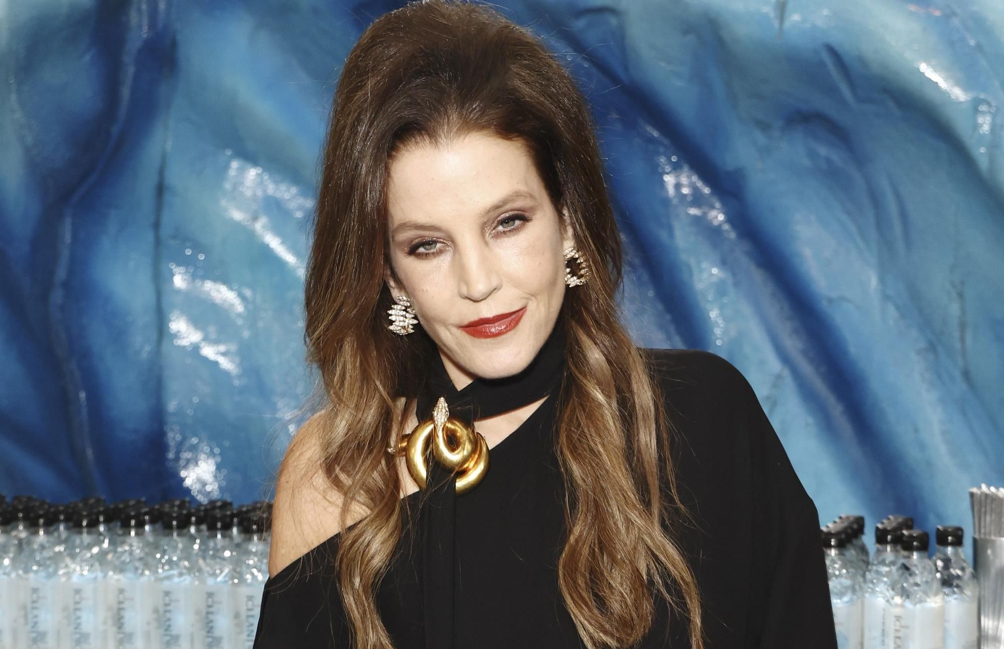 Lisa Marie Presley (12 de enero). La única hija de Elvis Presley falleció el 12 de enero en Los Ángeles, a los 54 años, como consecuencia de un baipás gástrico al que se sometió hace unos años. El informe señala también que se encontró oxicodona y otros medicamentos en su sangre, pero estos no fueron determinantes en su fallecimiento.