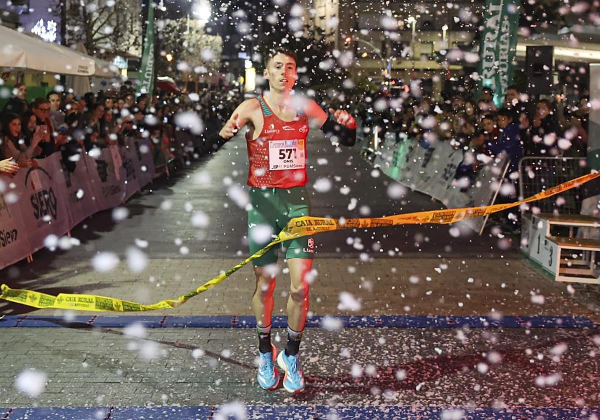 Alejandro Onís Díaz, el ganador de la prueba de Pola de Siero, cruza la meta.
