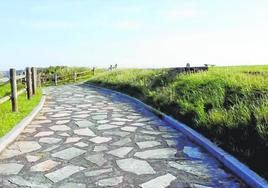 Parte del paseo de la senda costera que rodea la Playa de Bañugues, en Gozón.