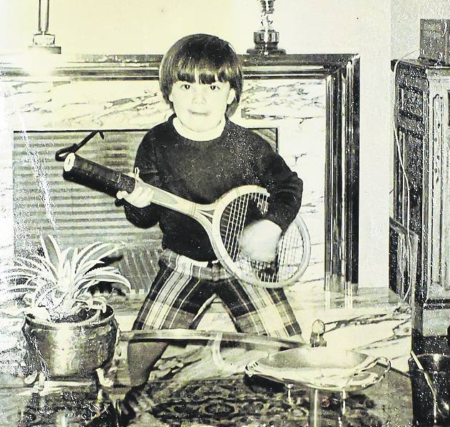 De niño, con una guitarra improvisada.