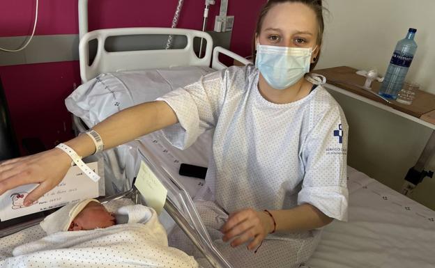 Naia Serreguera Poznyk, primera niña nacida en Asturias en 2023. Fue el quinto nacimiento, a las 6.30 horas, en el hospital Valle del Nalón, en Langreo. 