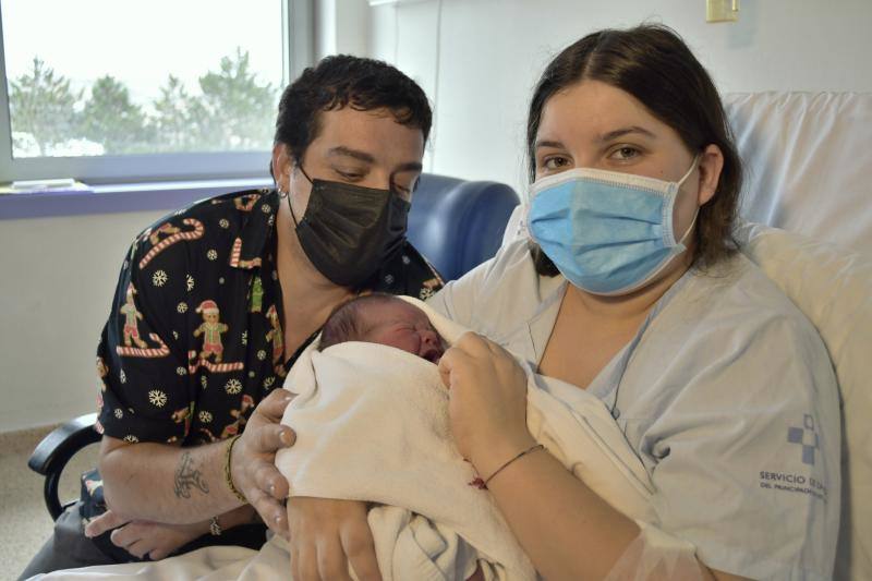 Dylan López Arias es el primer bebé nacido en Asturias en 2023. Sus padres,Lidia Arias y Francisco López, le conocieron a las 2.42 en el Hospital Universitario San Agustín de Mieres.