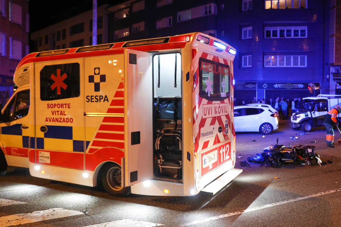 Fotos: Grave accidente entre un coche y una moto en Gijón