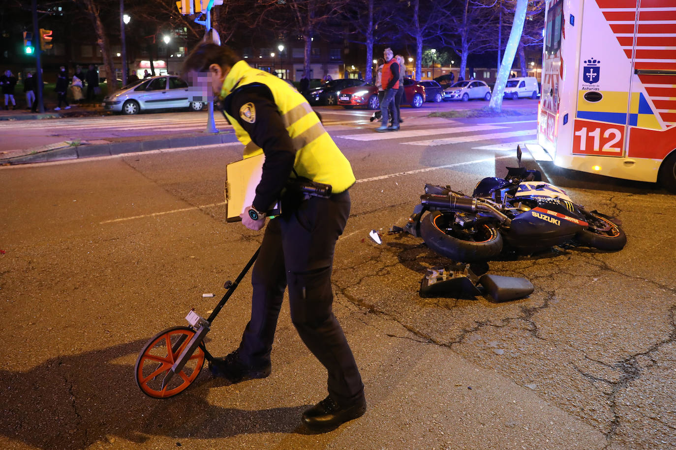 Fotos: Grave accidente entre un coche y una moto en Gijón