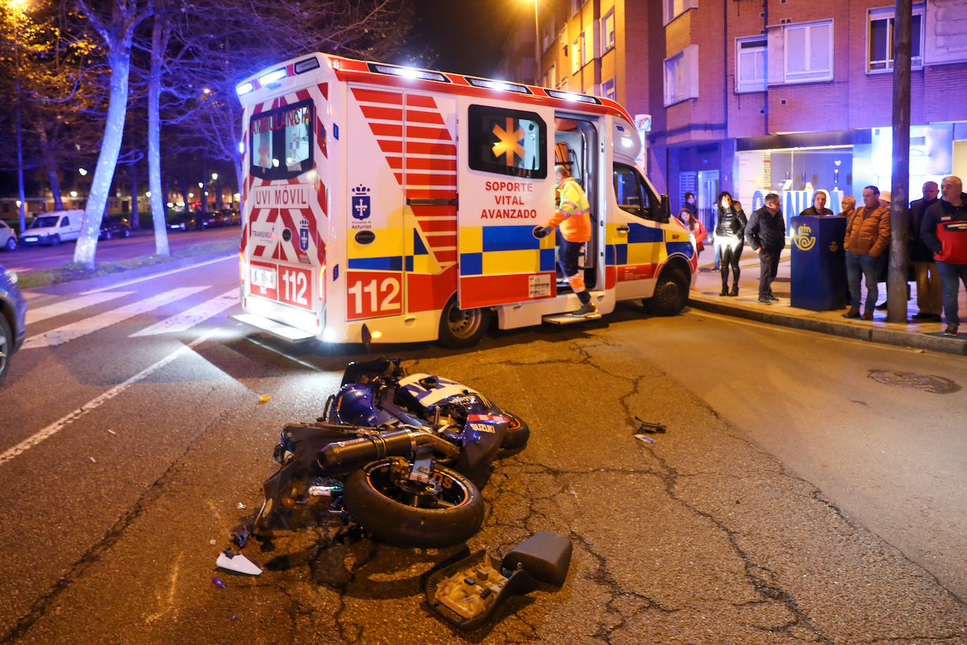 Fotos: Grave accidente entre un coche y una moto en Gijón