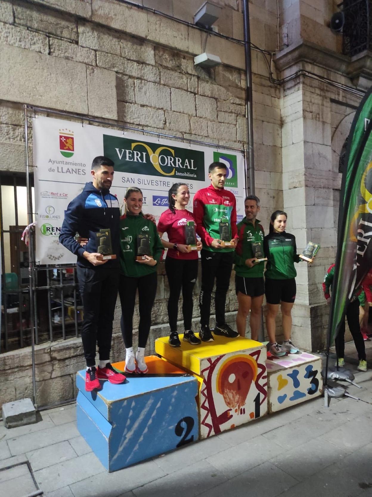 El podio, con los ganadores de la San Silvestre llanisca. 