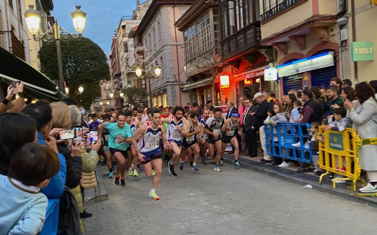 Los corredores toman la salida en la San Silvestre riosellana. 