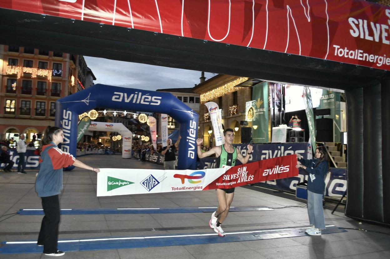 El avilesino David Alfonso se impuso con claridad en la San Silvestre de la ciudad. 