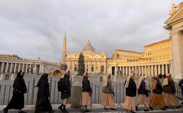 Imagen principal - Largas colas a las puertas de la Basílica de San Pedro del Vaticano. 