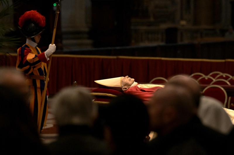 Un miembro de la Guardia Suiza escolta el cuerpo de Benedicto XVI. 