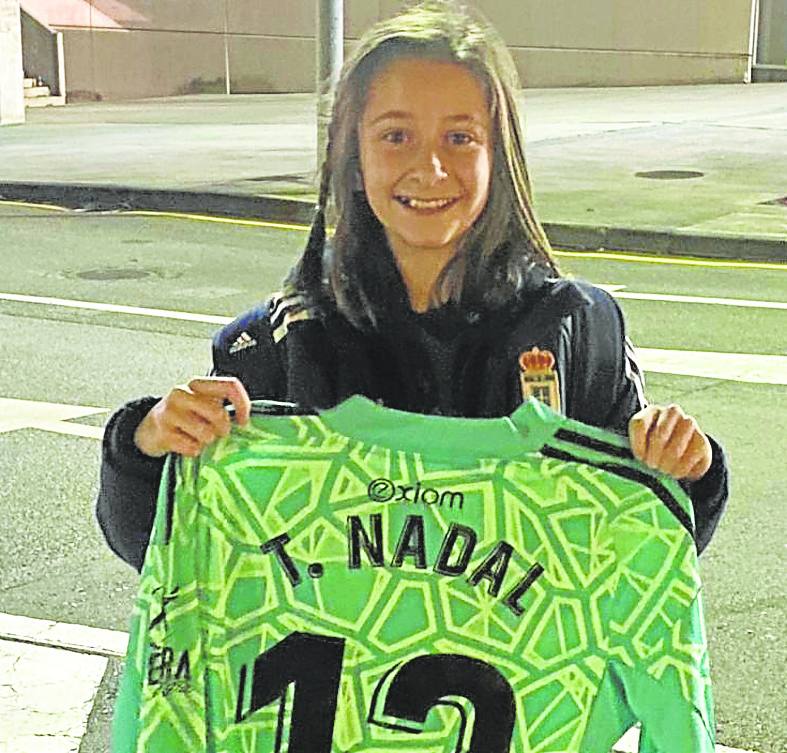 Marina, con su camiseta de Tomeu Nadal. m. s.