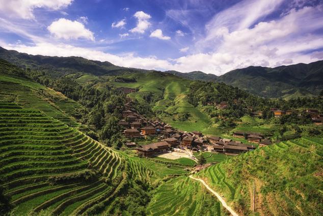 4. Dazhai, China. Es una aldea de la comunidad yao, na minoría china que se distingue por las chaquetas bordadas tradicionales que llevan las mujeres y sus largas melenas recogidas alrededor de la cabeza. Se caracteriza por conservar un ambiente tradicional.