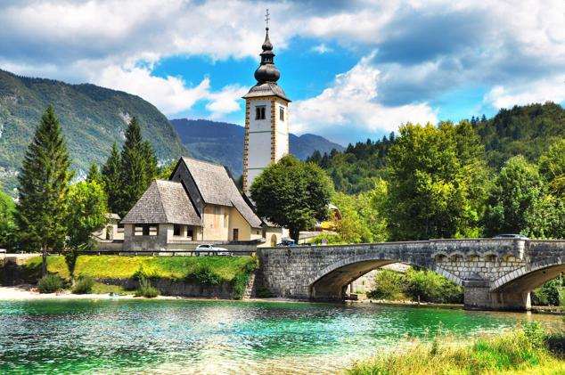 9. Bohinj, Eslovenia. A tan solo una hora en coche de la capital, Liubliana, se localiza este impresionante lago natural permanente, el más grande de Eslovenia.