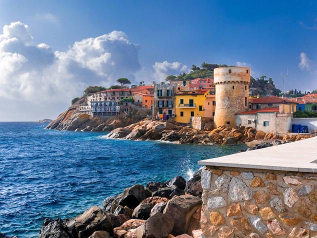 17. Isla del Giglio, Italia. En la costa toscana, esta isla de 21 kilómetros cuadrados ofrece un clima templado, un mar maravilloso alrededor, un paraíso para los buceadores y una gran vewgetación mediterránea.