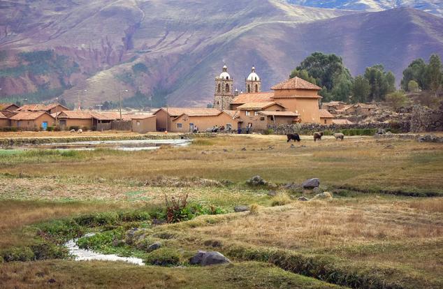 24. Raqchi, Perú. Este particular pueblo está ubicado entre tres volcanes extintos, Entre los atractivos culturales y naturales de Raqchi se encuentran el Parque Arqueológico de Raqchi, el Festival Folclórico, la Cerámica de Raqchi, el Volcán Kinsa Chata y la Laguna Kinsa Cocha.