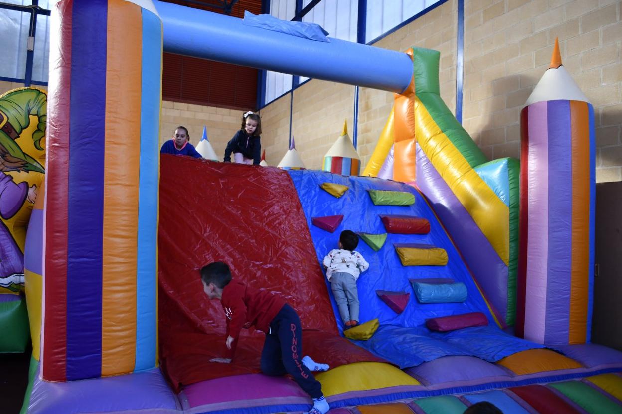 De entre las diversas atracciones hinchables desplegadas, la pista de obstáculos de lapiceros fue ayer una de las más solicitadas por el público. 