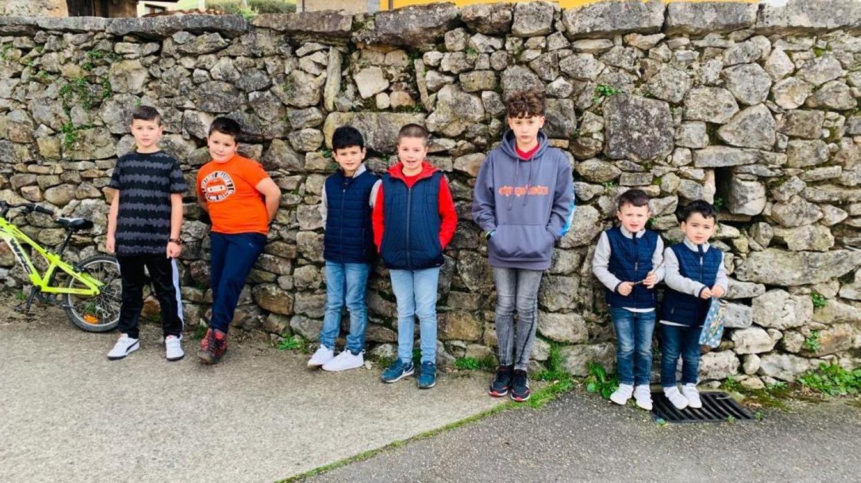 Niños de Avín reunidos para el aguinaldo. 