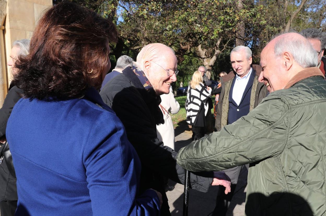 Eliseo Soto recibe el saludo de uno de los asistentes. 