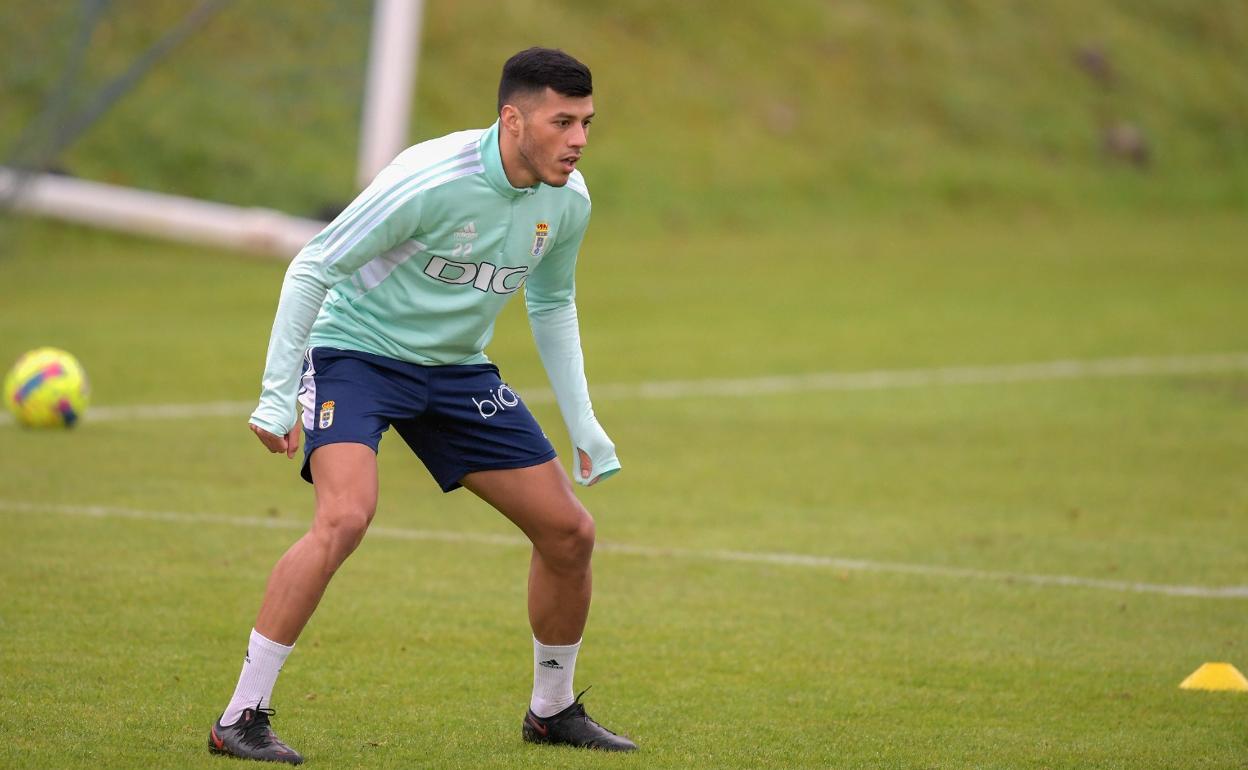 El extremo argentino Leonardo Sequeira, en un entrenamiento con el Real Oviedo. 