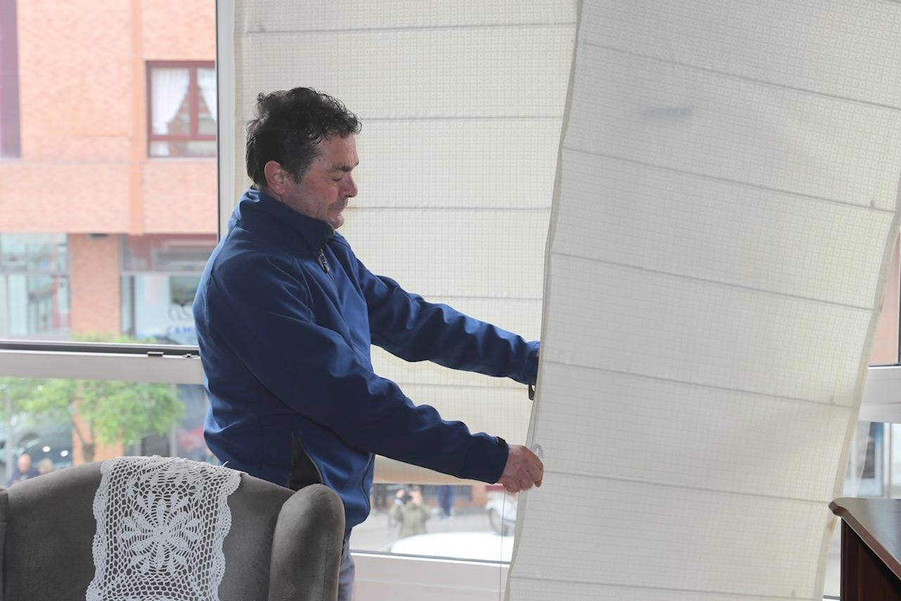 Fotos: Sofocan un incendio en un almacén de colchones de Avilés