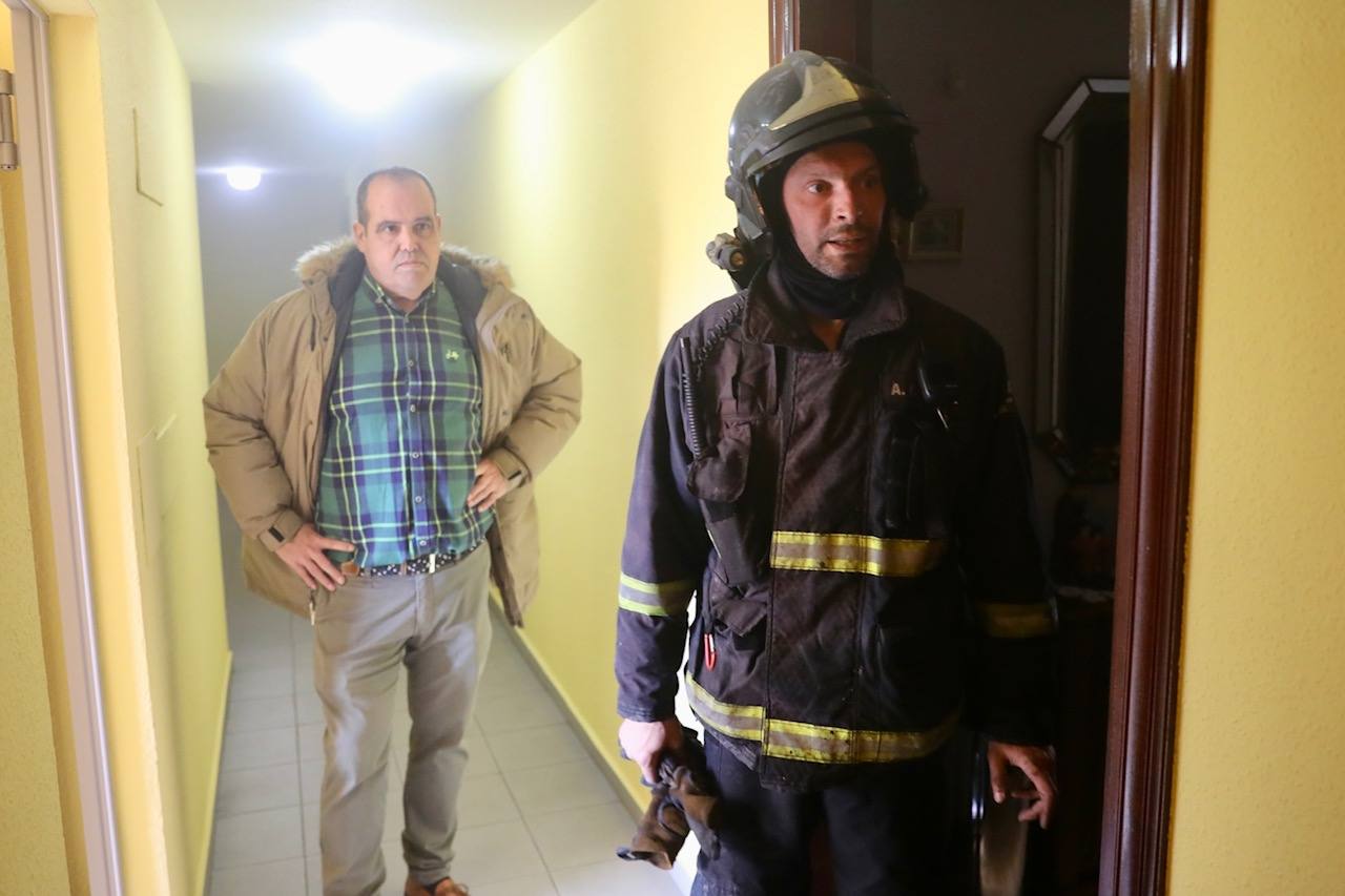 Fotos: Sofocan un incendio en un almacén de colchones de Avilés