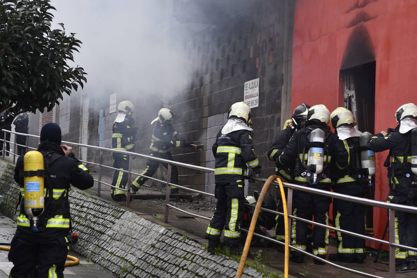 Fotos: Sofocan un incendio en un almacén de colchones de Avilés