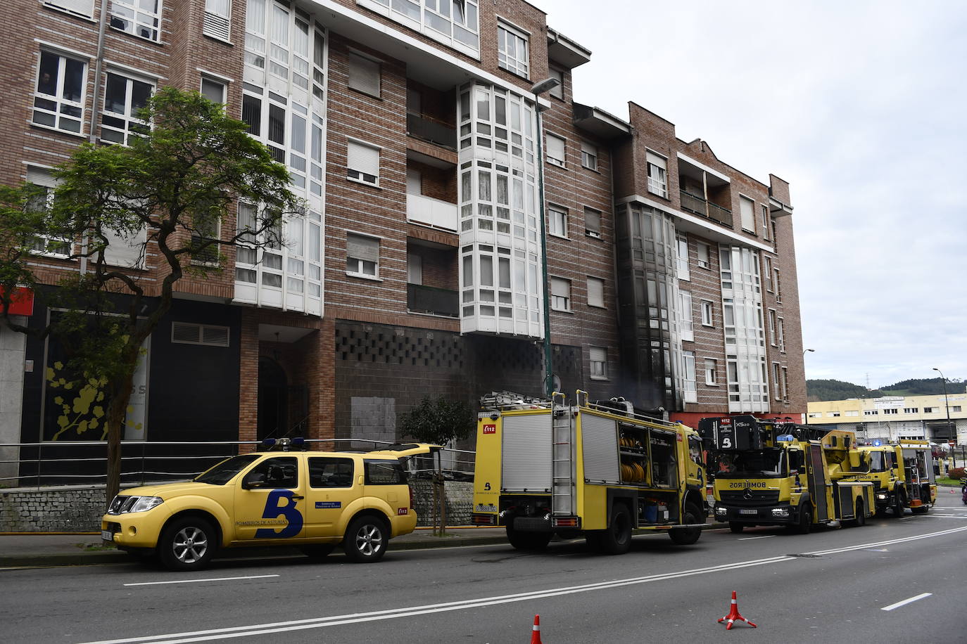 Fotos: Sofocan un incendio en un almacén de colchones de Avilés