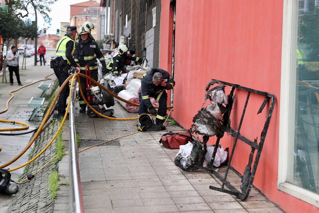 Fotos: Sofocan un incendio en un almacén de colchones de Avilés