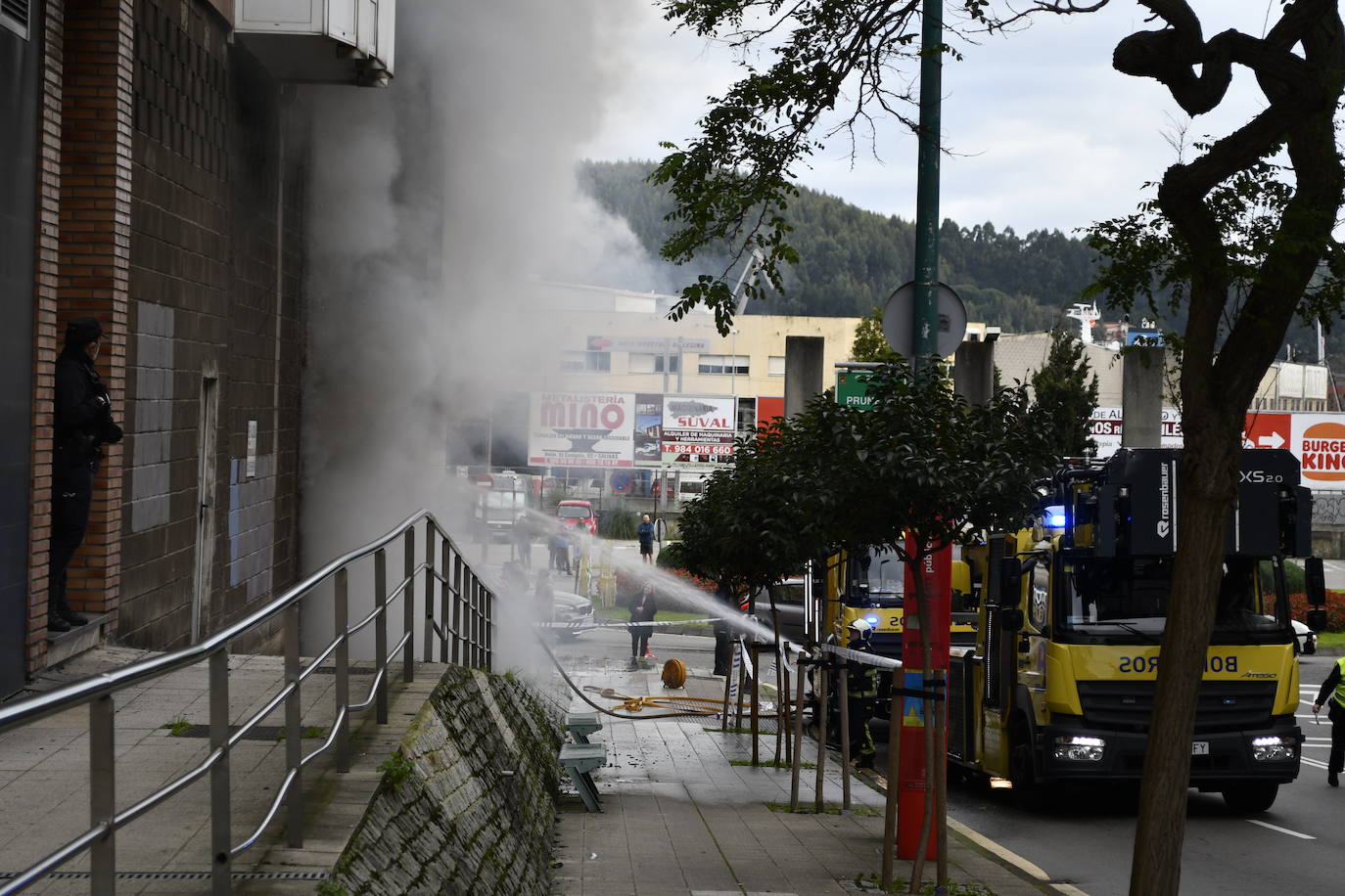 Fotos: Sofocan un incendio en un almacén de colchones de Avilés
