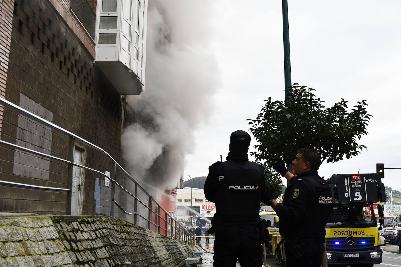 Fotos: Sofocan un incendio en un almacén de colchones de Avilés