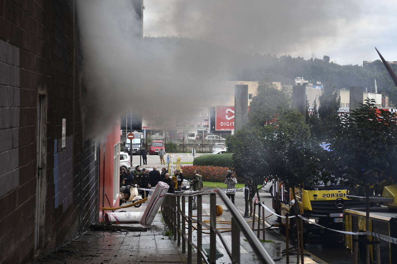Fotos: Sofocan un incendio en un almacén de colchones de Avilés