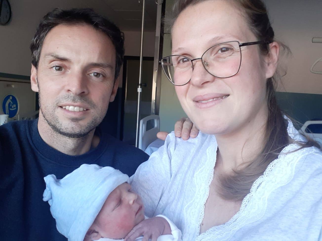 la presidenta de la SCD Ribadesella, Ángela Tejo, el atleta Juanjo García y su pequeño Nacho. 