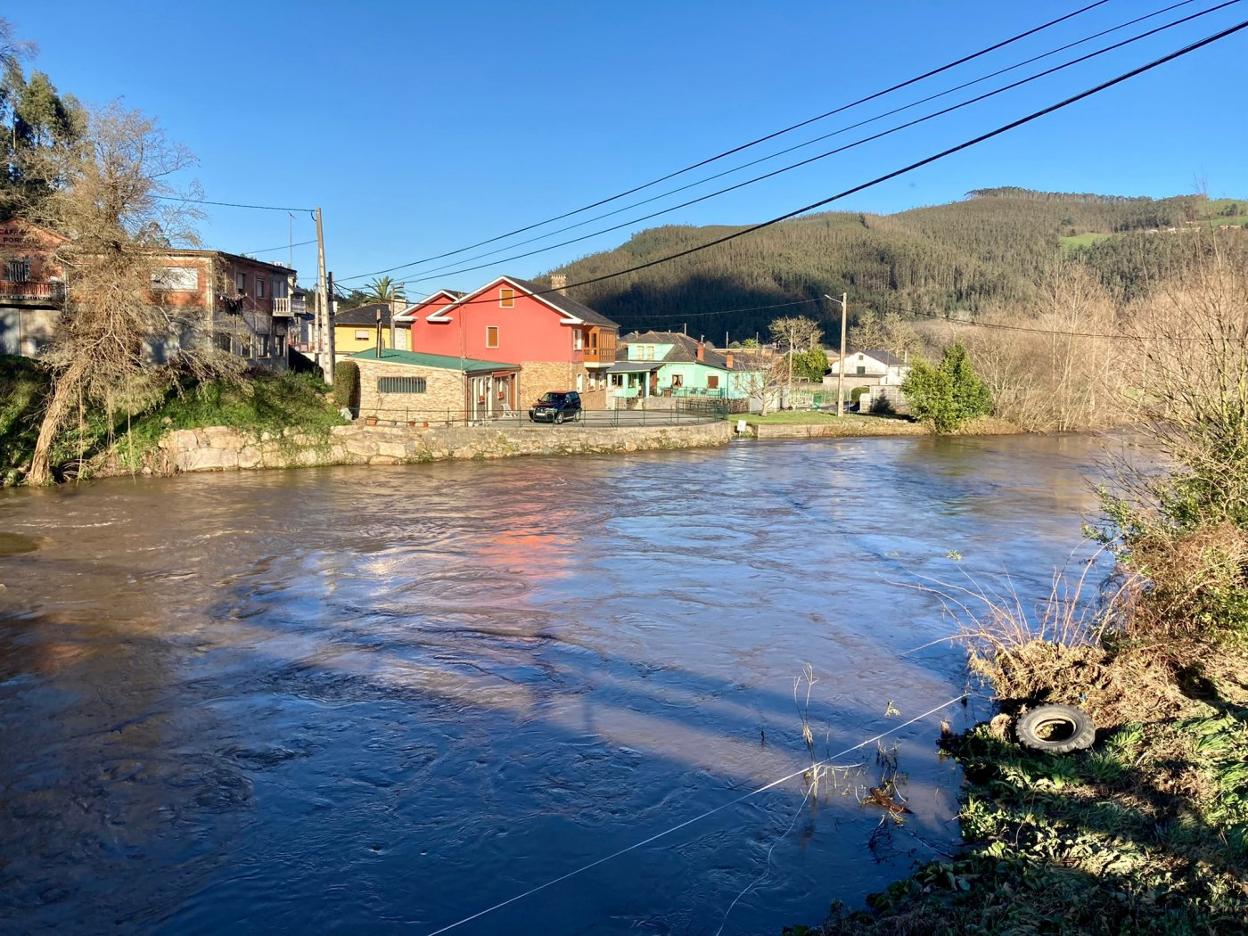 El río Eo aumentó considerablemente su caudal a raíz de las lluvias de principios de año. 