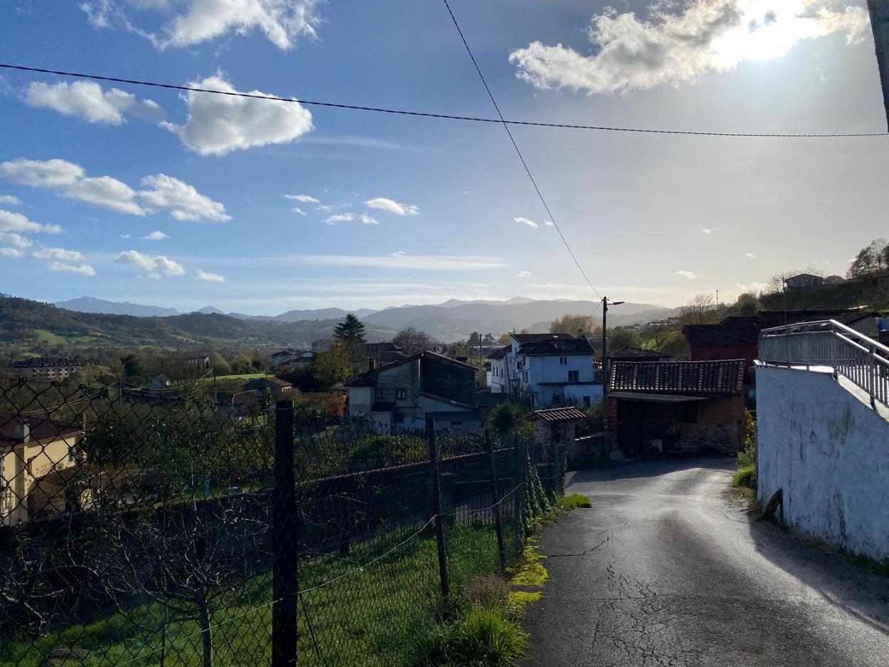 El núcleo de Castañedo, a escasa distancia de la villa moscona. 