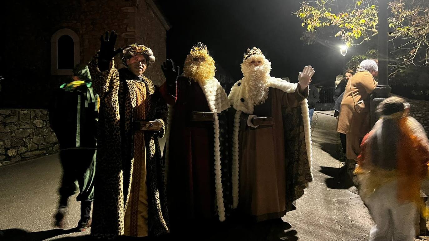Fotos: La ilusión de los Reyes Magos llega a Cangas de Onís