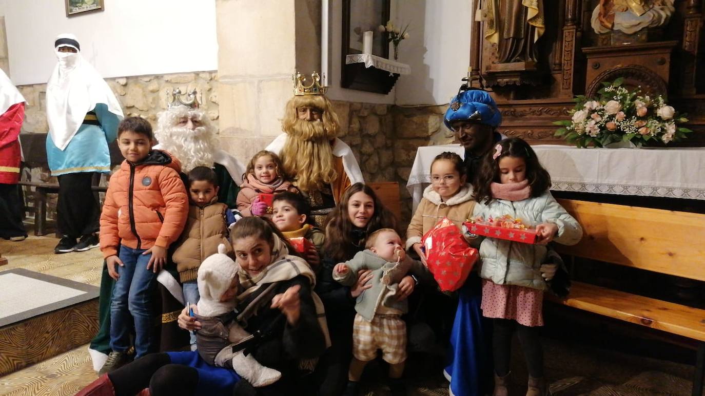 Fotos: La ilusión de los Reyes Magos llega a Cangas de Onís
