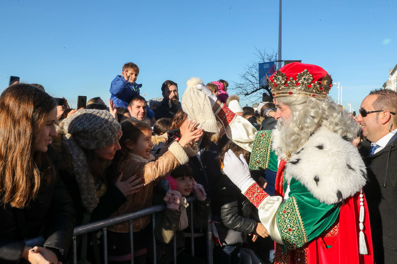 Fotos: Rostros llenos de ilusión en la recepción de los Reyes Magos de Gijón