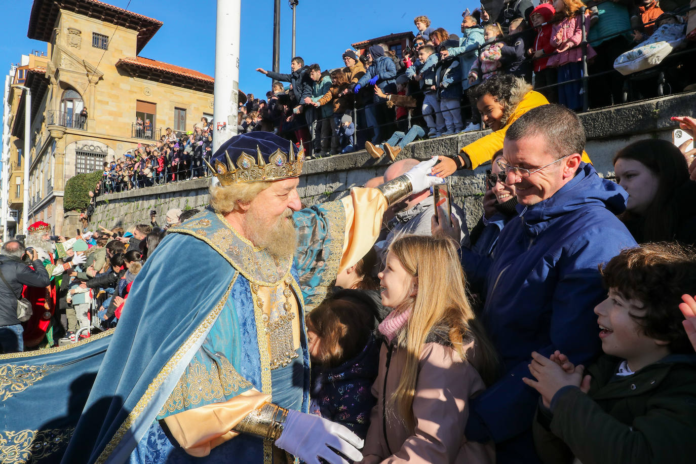 Fotos: Rostros llenos de ilusión en la recepción de los Reyes Magos de Gijón