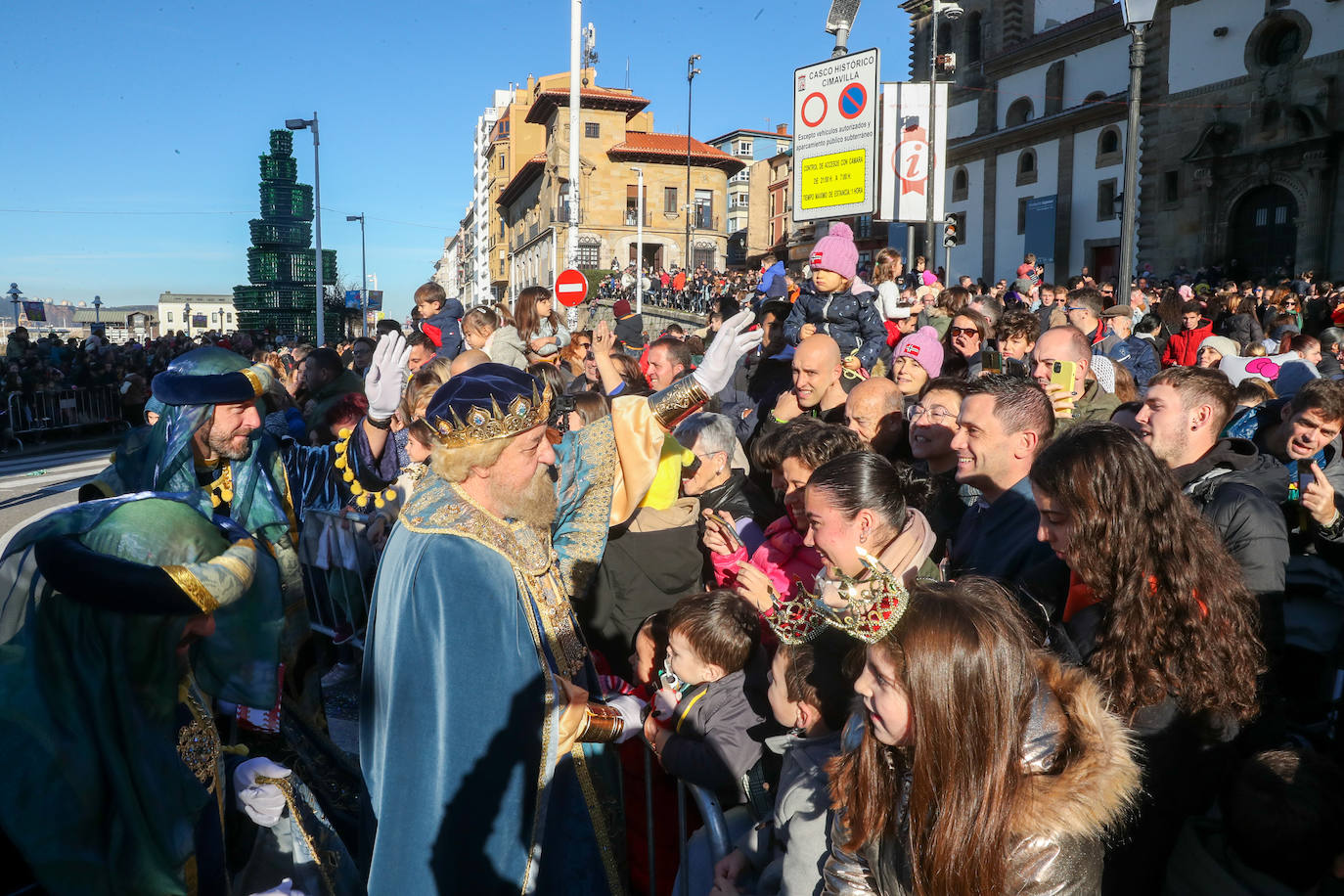 Fotos: Rostros llenos de ilusión en la recepción de los Reyes Magos de Gijón