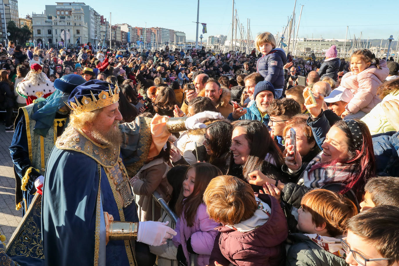 Fotos: Rostros llenos de ilusión en la recepción de los Reyes Magos de Gijón