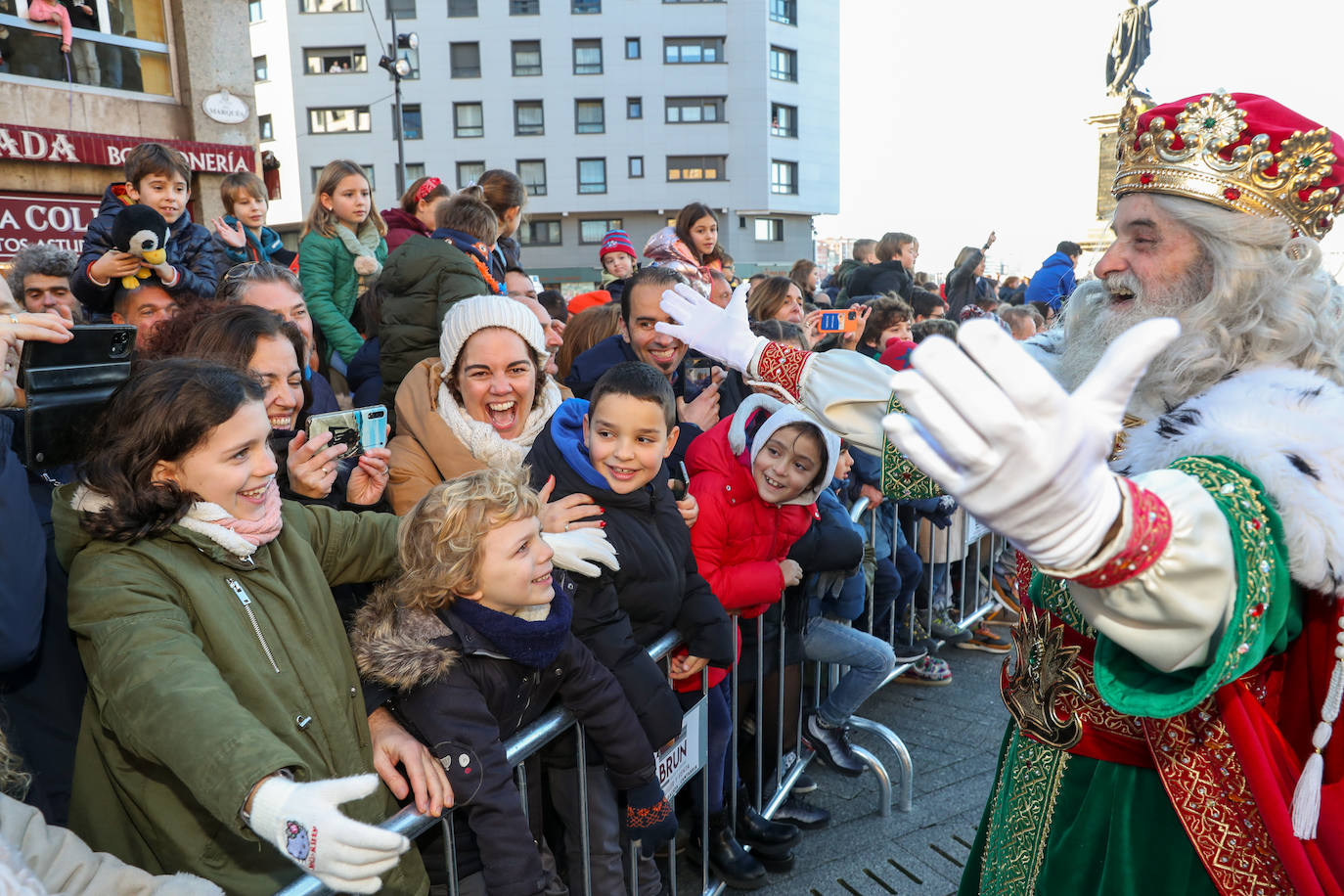 Fotos: Rostros llenos de ilusión en la recepción de los Reyes Magos de Gijón