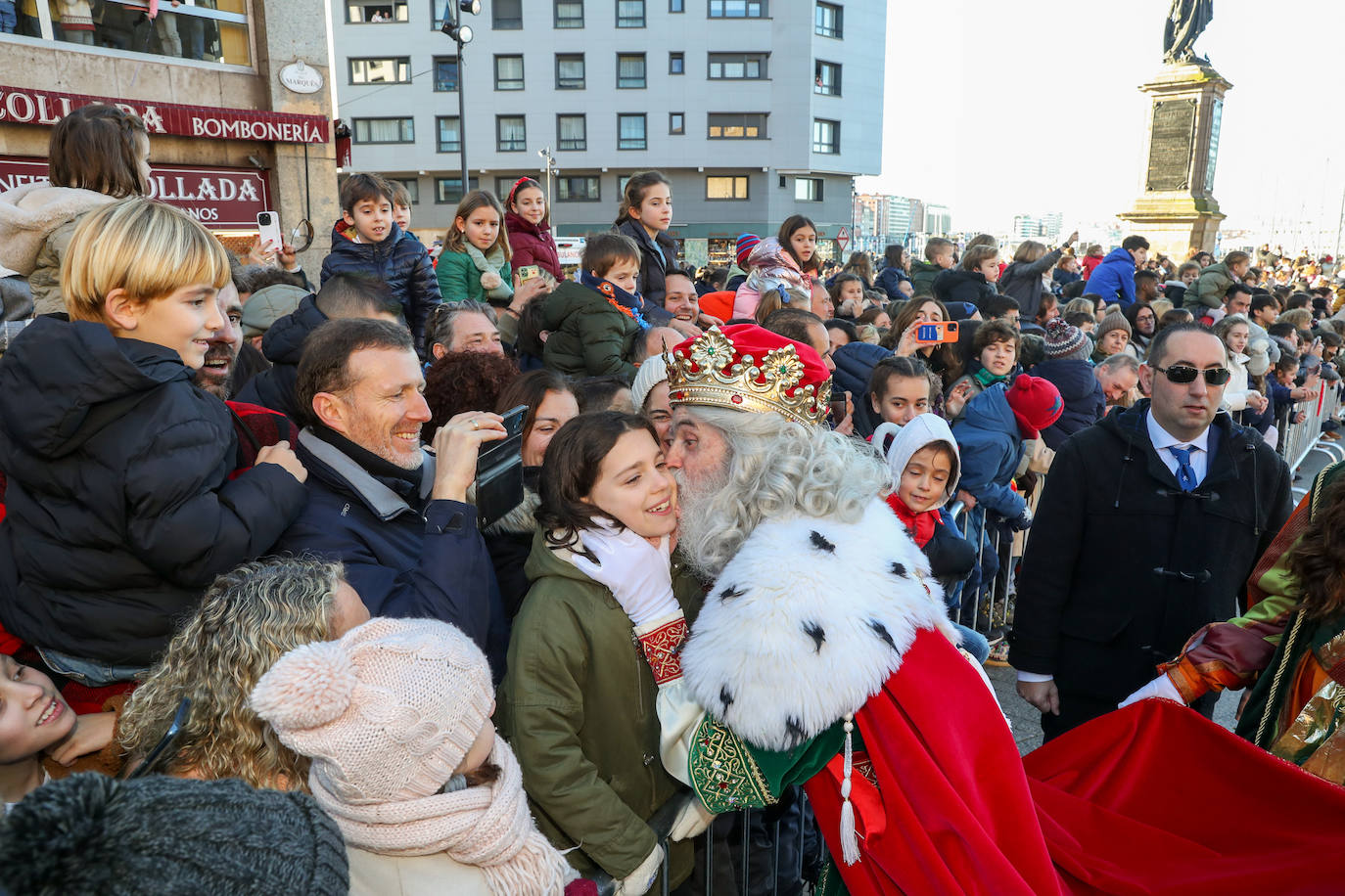 Fotos: Rostros llenos de ilusión en la recepción de los Reyes Magos de Gijón