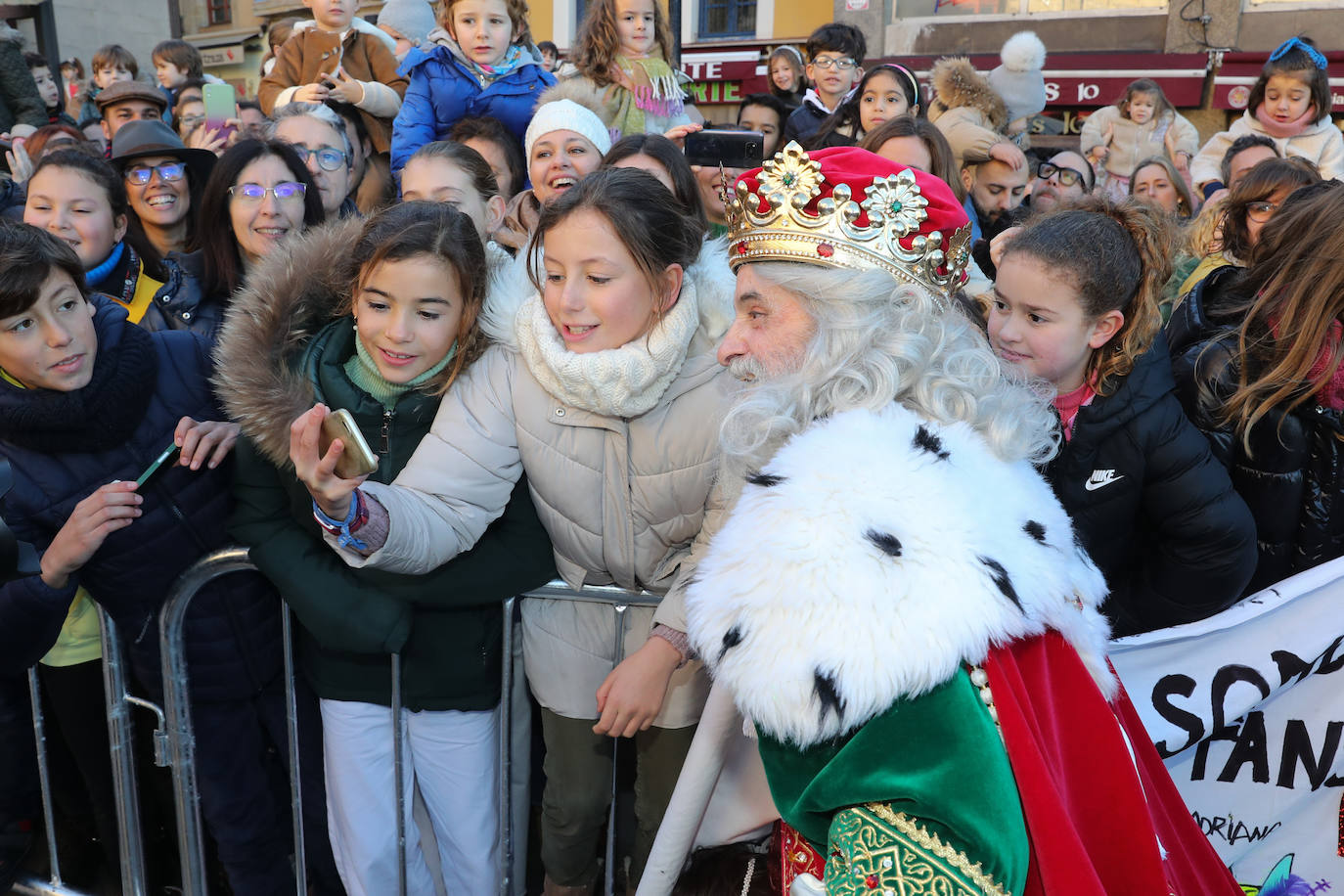 Fotos: Rostros llenos de ilusión en la recepción de los Reyes Magos de Gijón