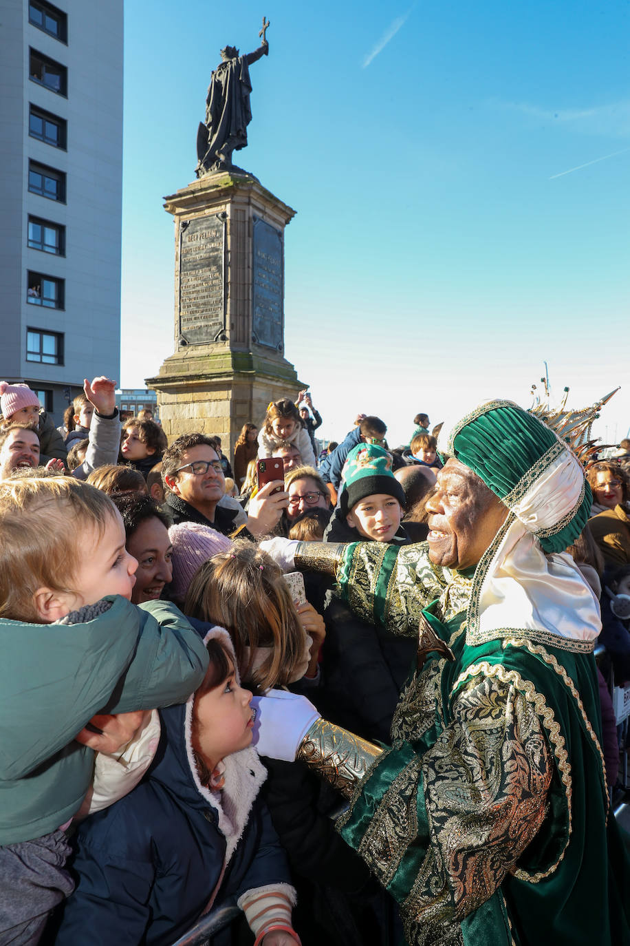 Fotos: Rostros llenos de ilusión en la recepción de los Reyes Magos de Gijón